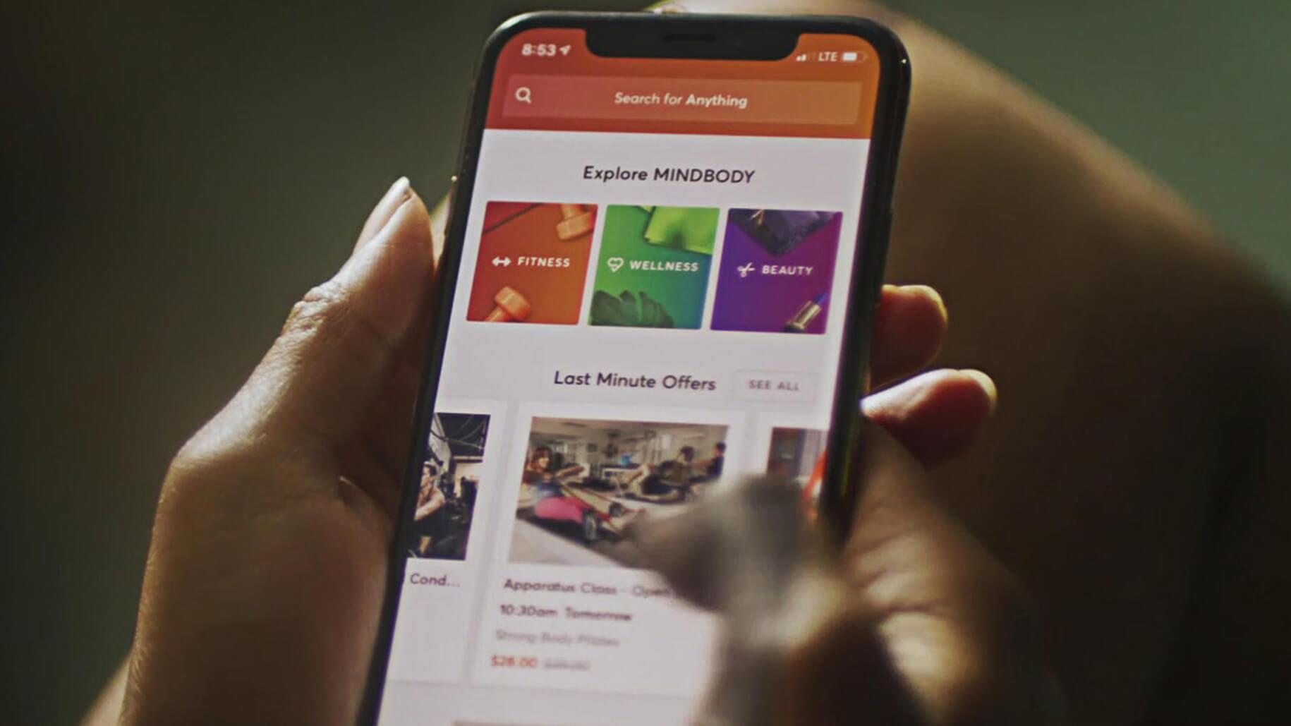 Mindbody app home screen with Fitness, Wellness and Beauty tiles and last-minute offers